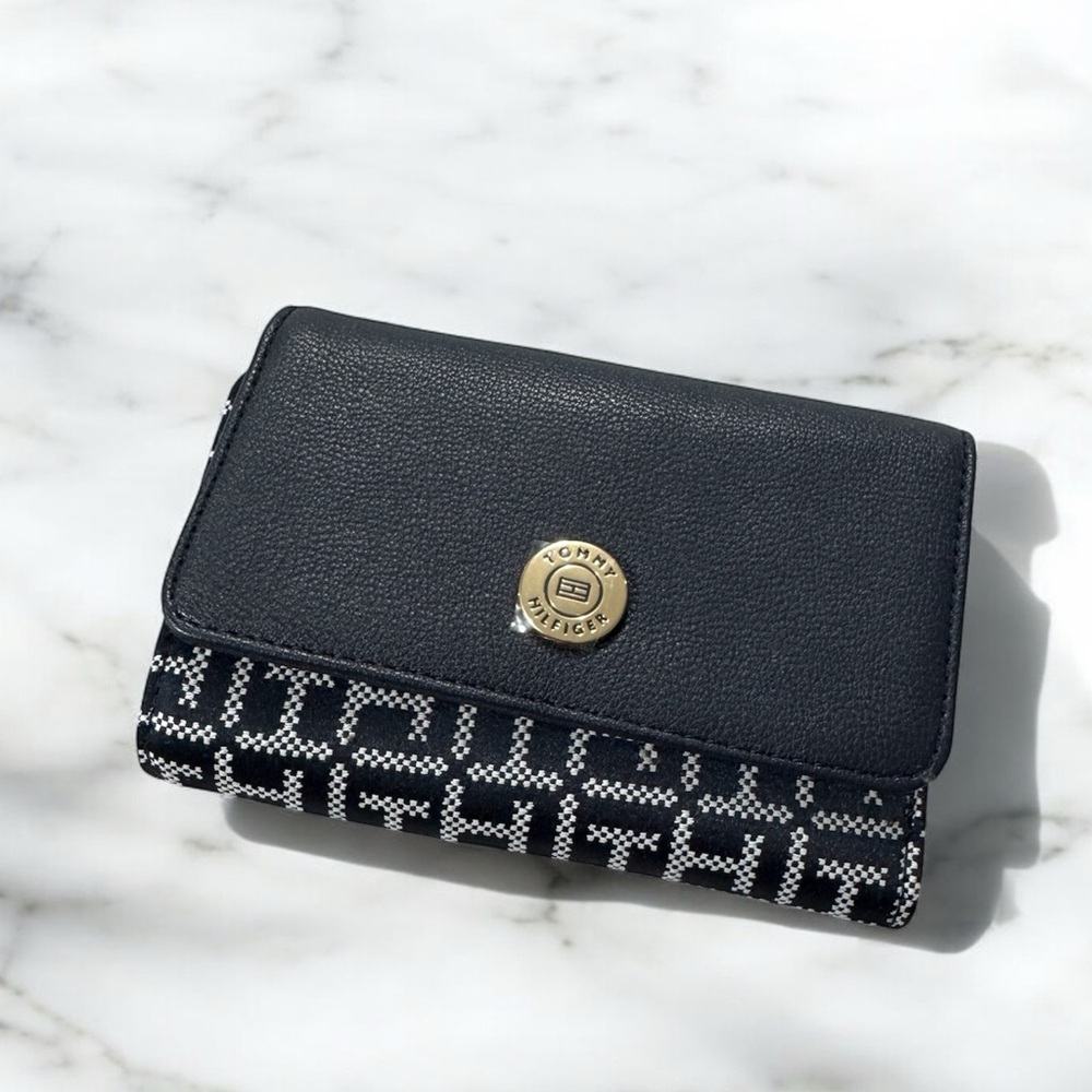 TOMMY HILFIGER WALLET NWT